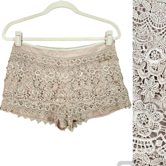 Sans Souci Pants - NWOT Sans Souci tan taupe lace tiered shorts Womens Small